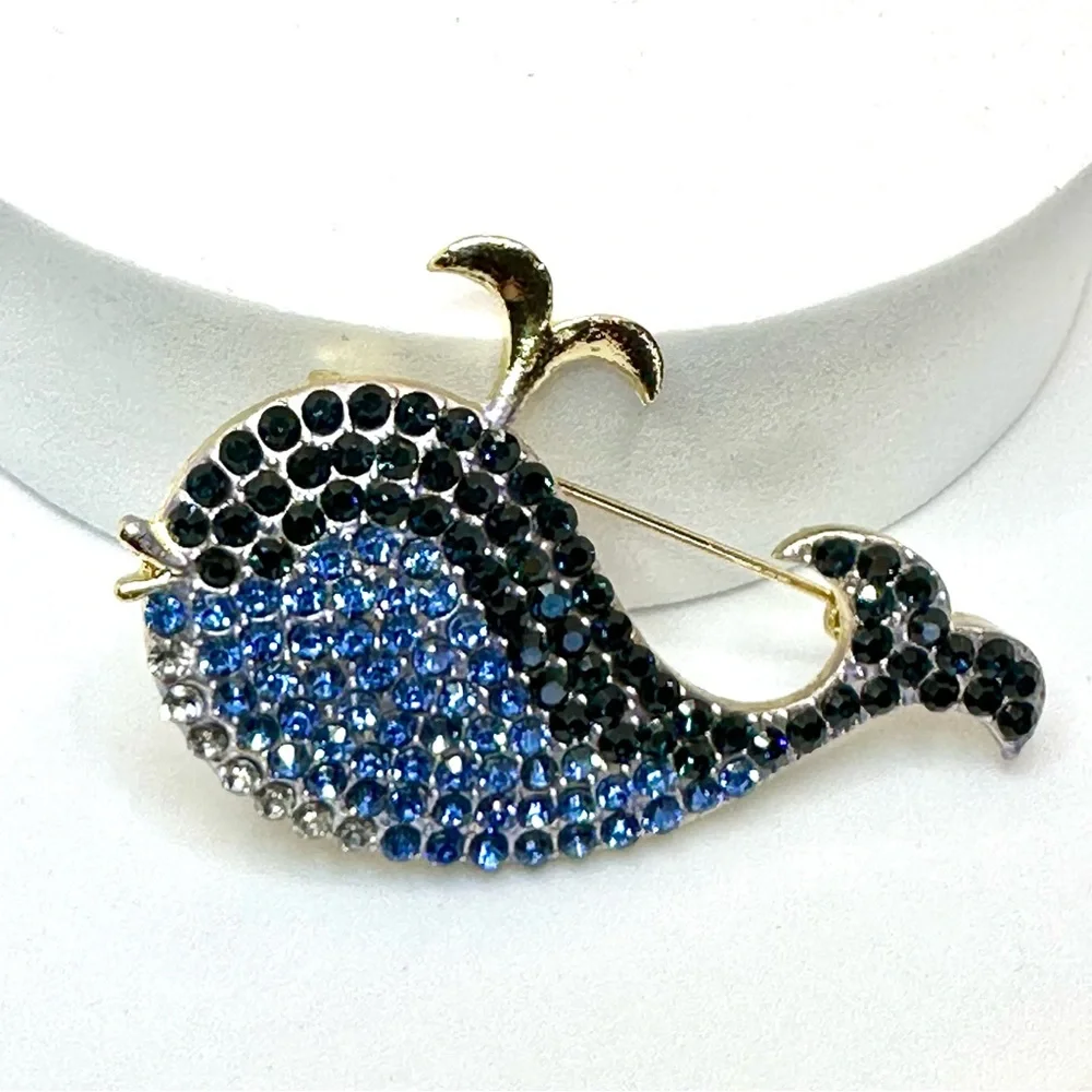 NWOT - Sparkling Blue Rhinestone Whale Brooch - Picture 4 of 9